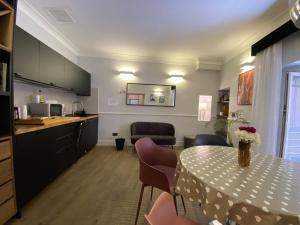 A kitchen or kitchenette at Holidays Suites Navona