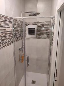 a shower with a glass door in a bathroom at Apartamento Madrid Norte in Madrid