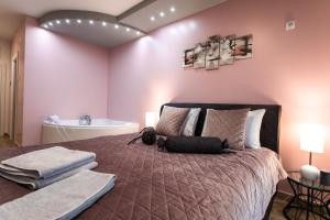 Voodi või voodid majutusasutuse Room Jacuzzi “ATHENA” toas