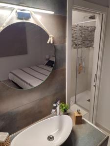 a bathroom with a mirror and a sink and a tub at Apartamento Madrid Norte in Madrid