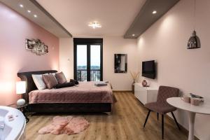 Voodi või voodid majutusasutuse Room Jacuzzi “ATHENA” toas