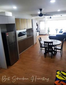 Kuchyň nebo kuchyňský kout v ubytování Sekinchan Paddy via Seaview Home 高楼 看海 稻田 民宿