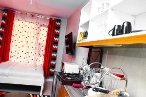 Habitación pequeña con cama y tendedero en Maven Sparkles Furnished Apartments en Kiambu