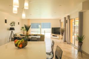 een woonkamer met een tafel met daarop een schaal fruit bij Villa Marine en bord de mer... in Lumio