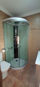 y baño con ducha de cristal y aseo. en Casa Rural Miralmonte, en San Leonardo de Yagüe
