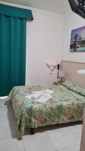 a bedroom with a bed, a desk, and a painting on the wall at Hostal Alhambra Tarragona in Tarragona