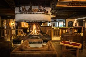 salon z kominkiem w restauracji w obiekcie Hotel Neuhintertux w mieście Tux