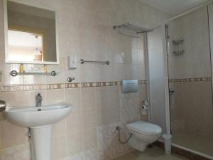 Un baño con lavabo, inodoro y ducha. en Villa d'Or Hotel, en Agva 23 fotos más