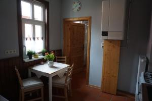 uma cozinha com uma mesa e uma pequena mesa e cadeiras em Ferienwohnung Helbing em Marlishausen