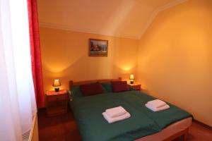 Posteľ alebo postele v izbe v ubytovaní Mandula Wellness Apartmanház