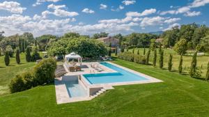 an estate with a swimming pool and a gazebo at Casolare del Pin Bono in Altopascio