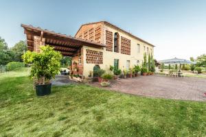 a house with a courtyard with potted plants at Casolare del Pin Bono in Altopascio