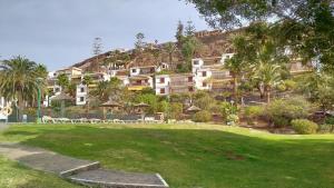 un edificio en la cima de una colina con un parque en ROCAS ROJAS OCEAN VIEW SAN AGUSTIN, en San Agustín
