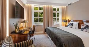 Giường trong phòng chung tại Parkhotel Engelsburg - 4 Sterne Superior +84 ảnh