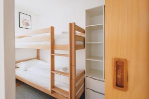 Poschodová posteľ alebo postele v izbe v ubytovaní Panorama Chalet Schmittendrin by we rent, SUMMERCARD INCLUDED