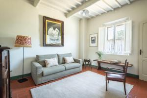 a living room with a couch and a table at Casolare del Pin Bono in Altopascio