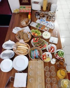 een tafel met borden en kommen met voedsel bij Hotel U Dómu sv. Václava in Olomouc