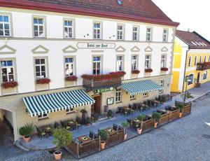 einen Blick über ein Gebäude mit Tischen und Stühlen in der Unterkunft Hotel zur Post in Lam