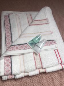 un tube de dentifrice et une brosse à dents sur une serviette dans l'établissement Luxurious & Spacious 5 Bedroom Property, à Belvedere