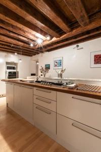 Kuchyňa alebo kuchynka v ubytovaní Bellissimo appartamento in Palazzo Storico