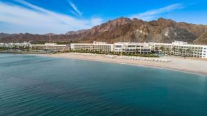 uma vista aérea de um resort na praia em Radisson Blu Resort, Fujairah em Dibba