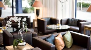 a living room with couches and a table at Parkhotel Pforzheim in Pforzheim