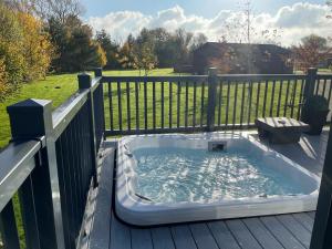 Fotografie z fotogalerie ubytování Coopers Cabin With Hot Tub v destinaci Malton