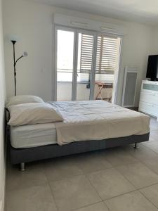 sypialnia z dużym łóżkiem i telewizorem w obiekcie beau studio w Nicei