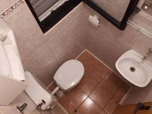 małą łazienkę z toaletą i umywalką w obiekcie Apartments Kipson w Nin +6 zdjęć