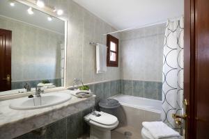 une salle de bain avec un lavabo, des toilettes et une baignoire dans l'établissement Serendipity, à Playa Blanca 19 autres photos