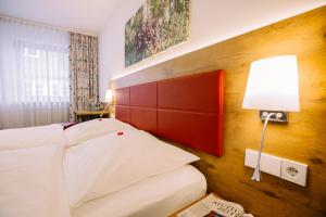 pokój hotelowy z łóżkiem i lampą w obiekcie Hotel Restaurant Lamm Rosswag w mieście Vaihingen an der Enz