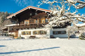ein Haus im Schnee mit viel Schnee in der Unterkunft Ferienwohnung Grünsteineck in Schönau am Königssee