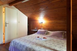 a bedroom with a bed with a wooden wall at Orhan Kutbayin Evi in Buyukada