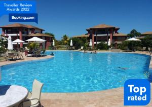 a large swimming pool at a resort with a top rated at PRAIA DO FORTE - PISCINAS NATURAIS in Praia do Forte