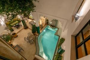 uma vista superior de uma piscina numa casa em Riad Hart Essoura em Marrakech