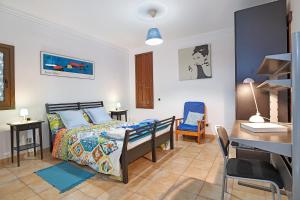 A bed or beds in a room at La Escuelita