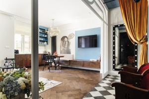 Witkacownia Apartament في تورون: غرفة معيشة مع أرضية مصدية