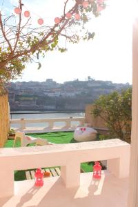 un banco blanco con dos macetas rojas sentadas en él en Oportobestview-Garden, en Oporto