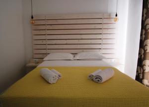 Ліжко або ліжка в номері Saranda Hotel