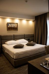 A bed or beds in a room at NEW Garni Hotel FILIA