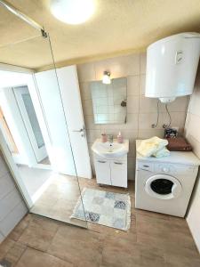 een badkamer met een douche, een toilet en een wastafel bij Apartments Karin in Bled +82 foto's
