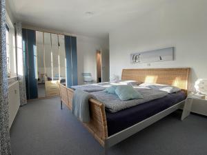 ツィングストにあるAntonia Strandstr 21 Whg 6のベッドルーム1室(大型ベッド1台、青い毛布付)