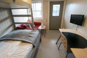a small room with a bunk bed and a desk at Hamar Vandrerhjem in Hamar