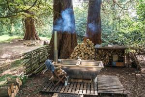 Carluke的住宿－Punch Tree Cabins Couples Hot Tub Wood Burning，相簿中的一張相片