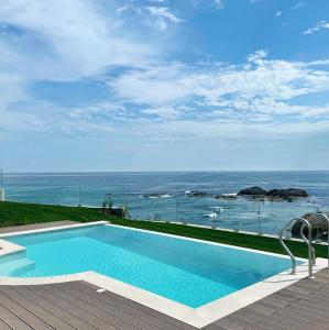 una piscina con vistas al océano en Cabo Villas en Arapya