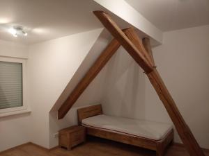 En eller flere senge i et værelse på Ferienwohnungen Im Dorfe Neu ab April 2022