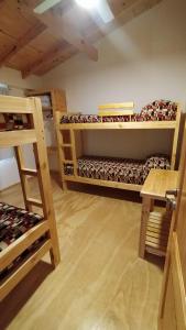 a room with two bunk beds and a table at Departamentos Lonquimay in Junín de los Andes