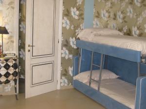 a bedroom with a bunk bed with flowers on the wall at Locanda A Cà Du Gigante in Monterosso al Mare
