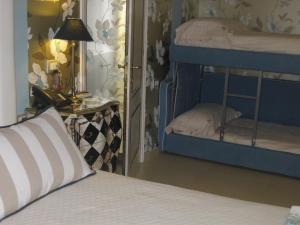 a bedroom with two bunk beds and a mirror at Locanda A Cà Du Gigante in Monterosso al Mare