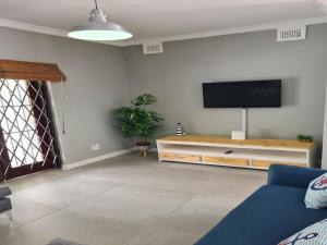 TV a/nebo společenská místnost v ubytování Anchors Rest